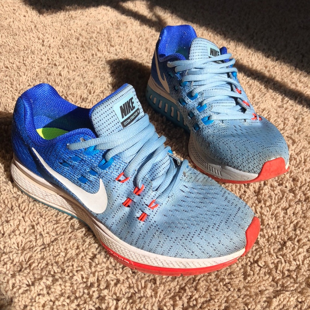 Womens Nike athetlic shoes - tennis shoes